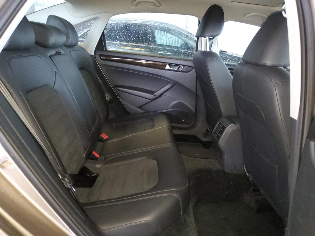 2015 Volkswagen Passat - Image 10