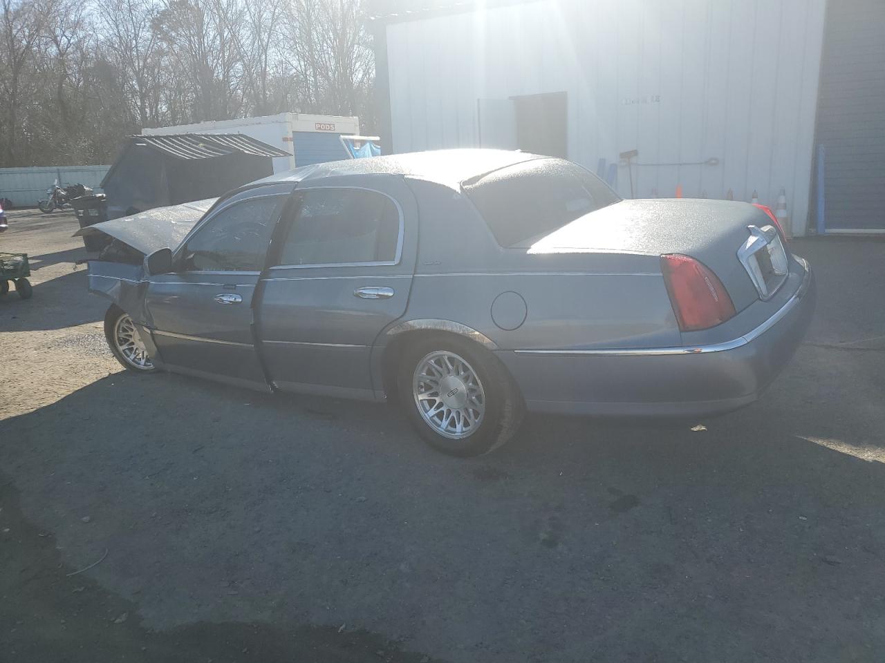 1999 Lincoln Town Car - Image 2
