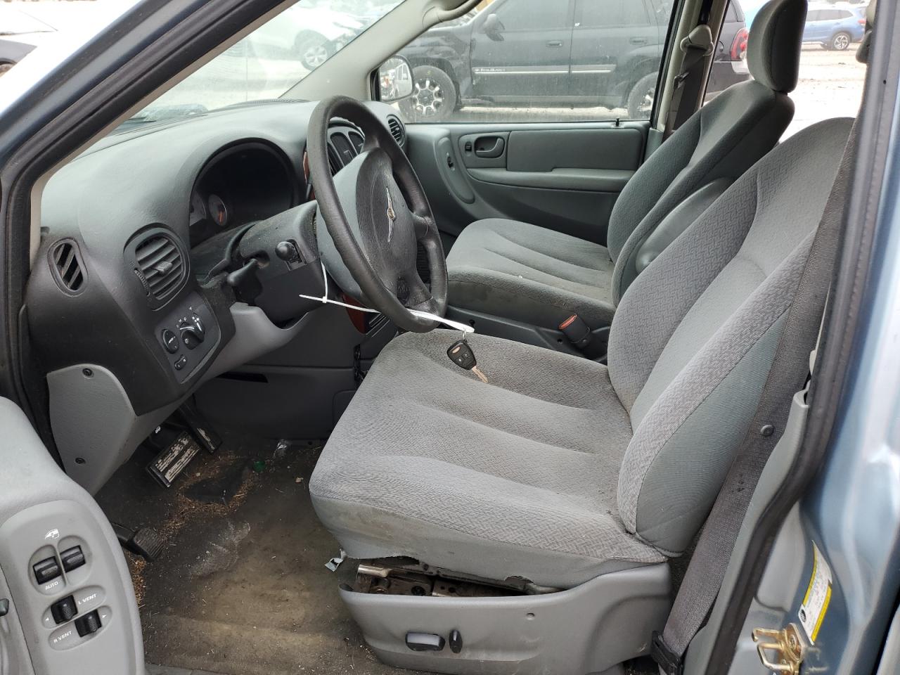 2005 Chrysler Town & Country - Image 7