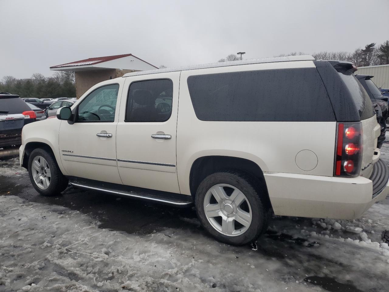 2013 GMC Yukon - Image 2