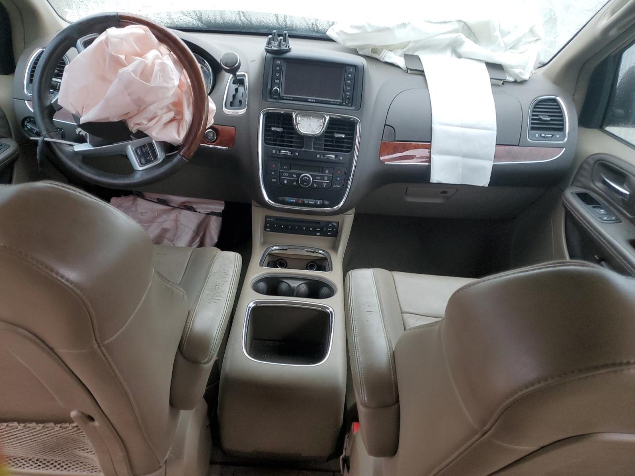 2013 Chrysler Town & Country - Image 8