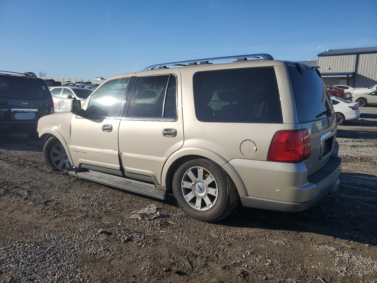 2004 Lincoln Navigator - Image 2