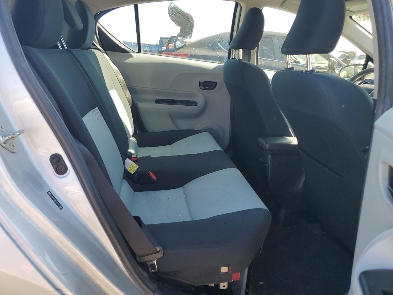 2012 Toyota Prius - Image 10