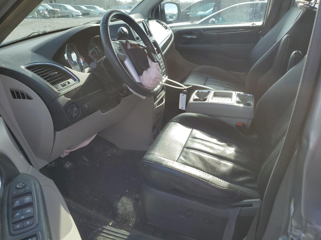 2016 Chrysler Town & Country - Image 7