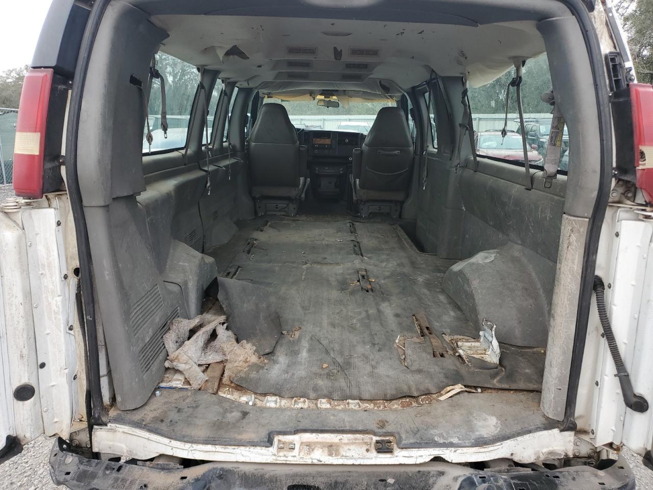 2004 Chevrolet Express - Image 10