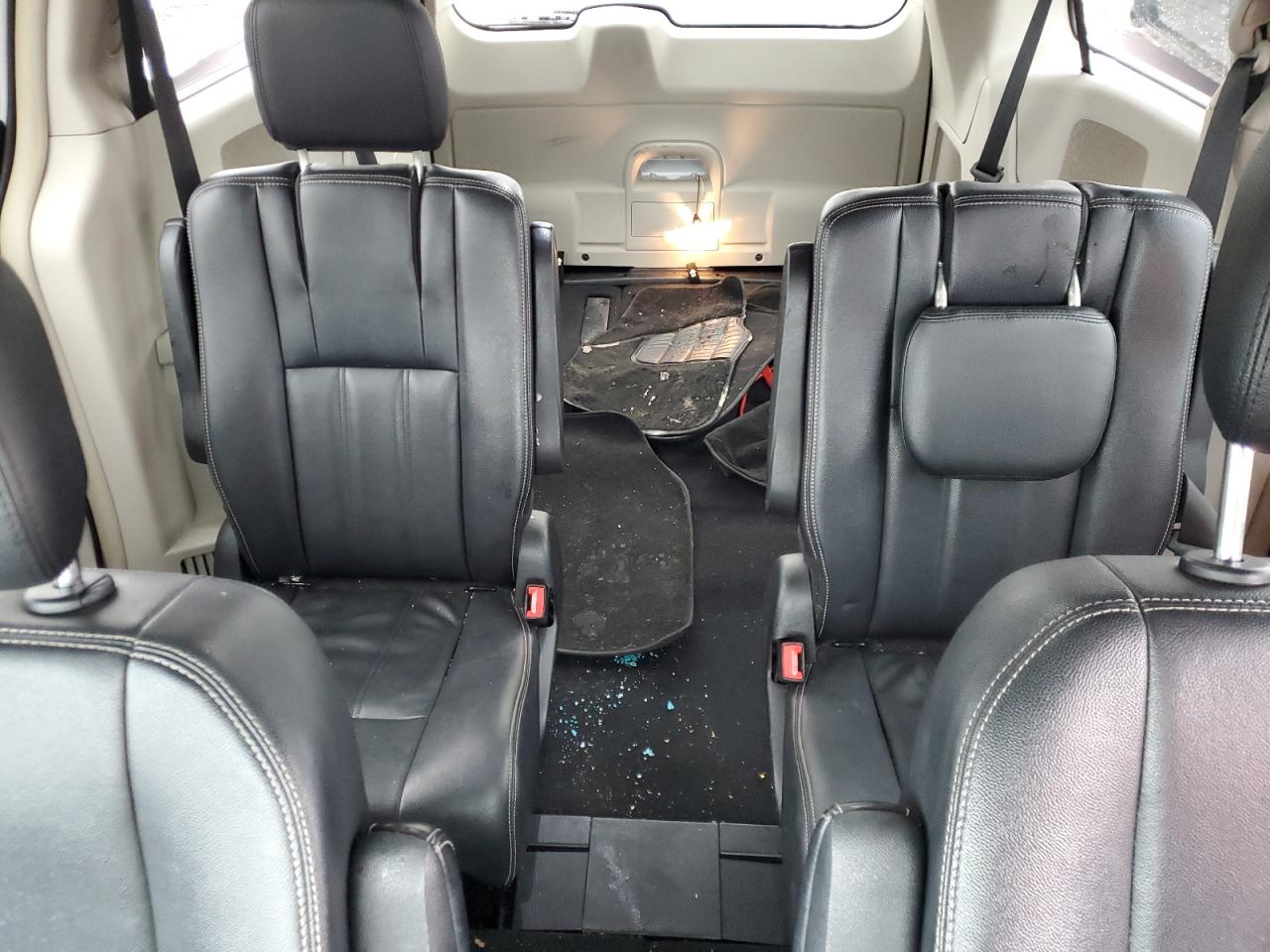 2016 Chrysler Town & Country - Image 10
