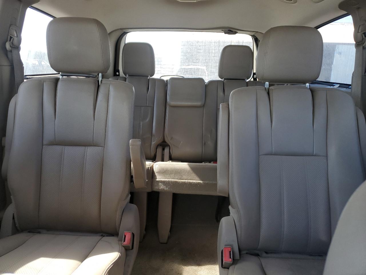 2012 Chrysler Town & Country - Image 10