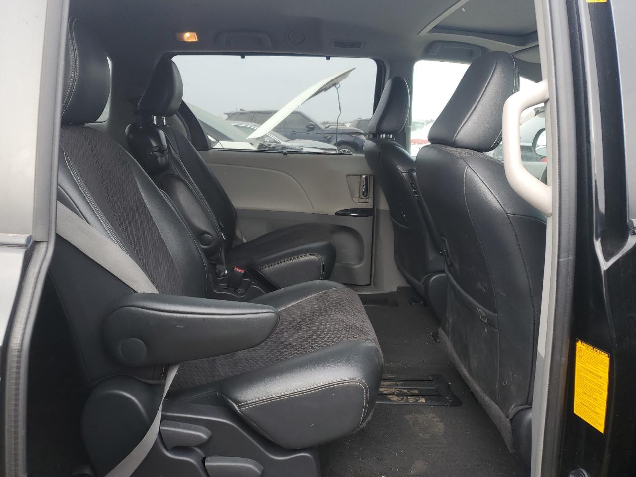 2011 Toyota Sienna - Image 11