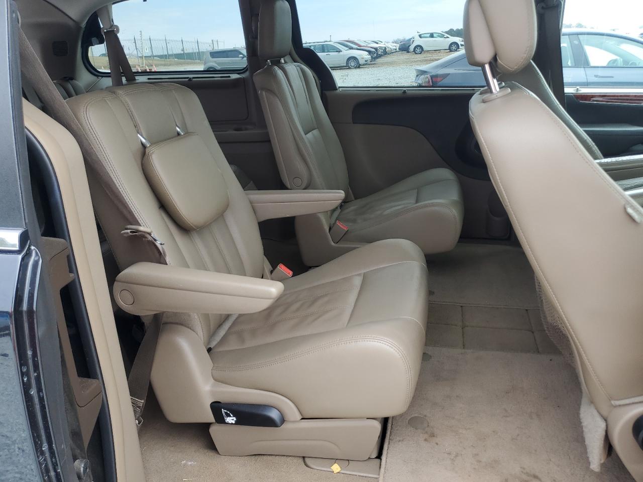 2016 Chrysler Town & Country - Image 11
