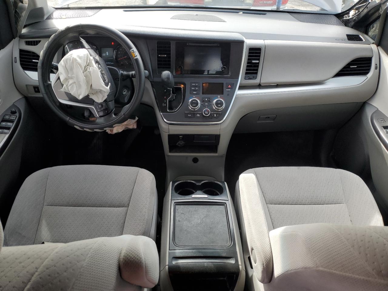 2017 Toyota Sienna - Image 8