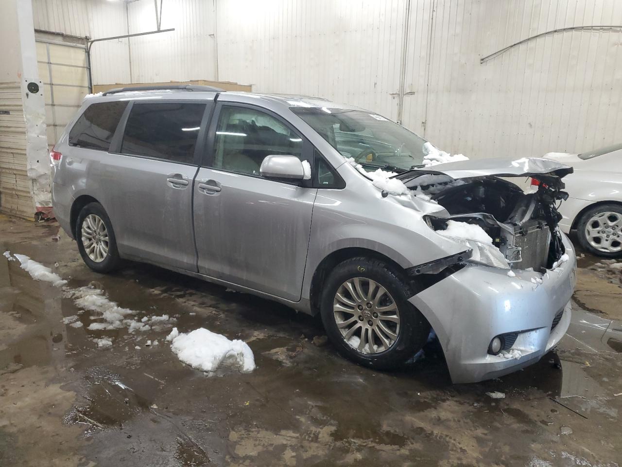 2012 Toyota Sienna - Image 4