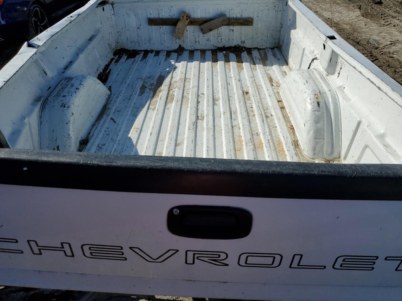 2000 Chevrolet Silverado - Image 10