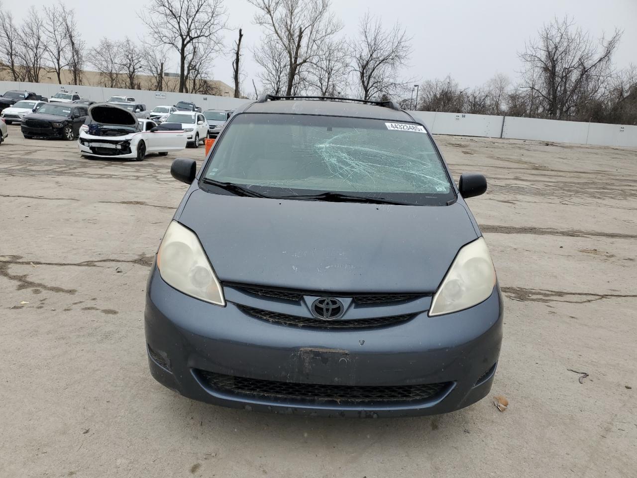 2009 Toyota Sienna - Image 5