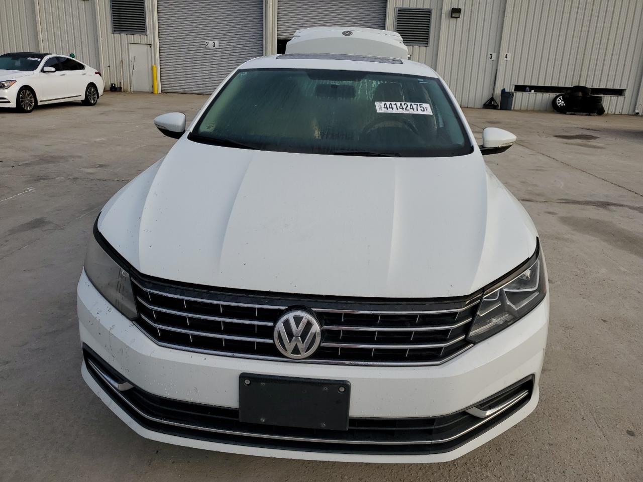 2016 Volkswagen Passat - Image 5