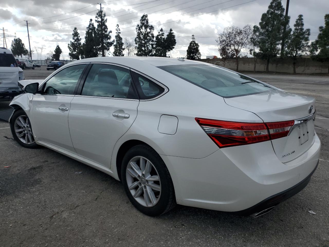 2015 Toyota Avalon - Image 2