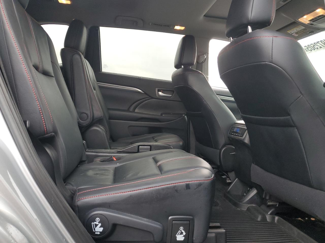 2019 Toyota Highlander - Image 11