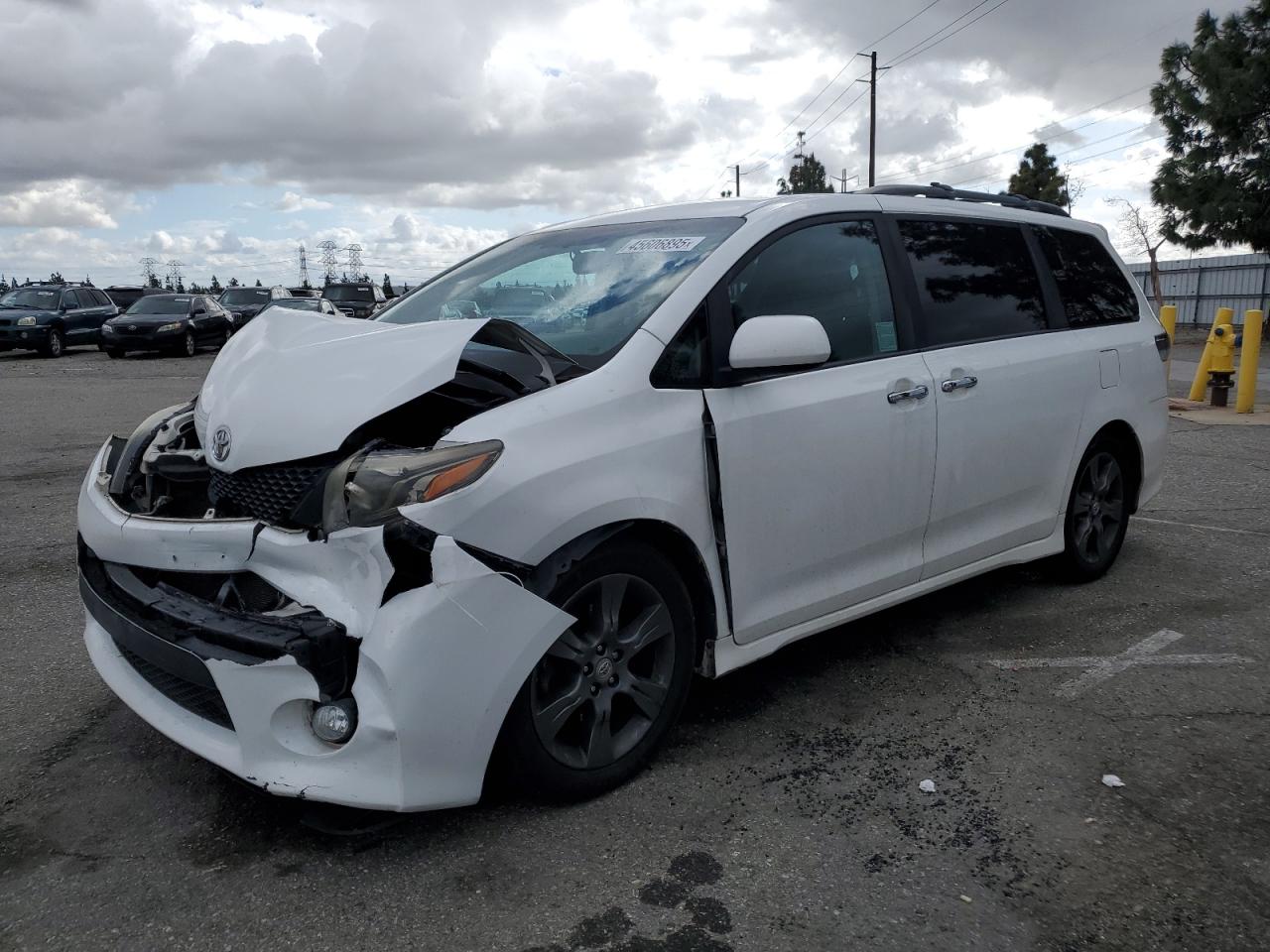 2016 Toyota Sienna Se იყიდება Rancho Cucamonga-ში, CA - Front End