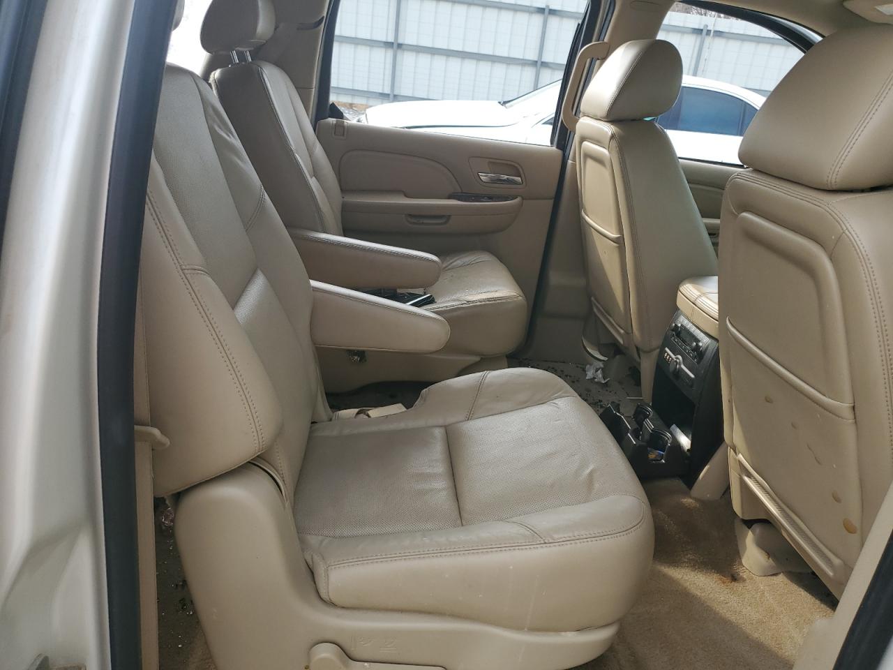 2010 Cadillac Escalade - Image 12