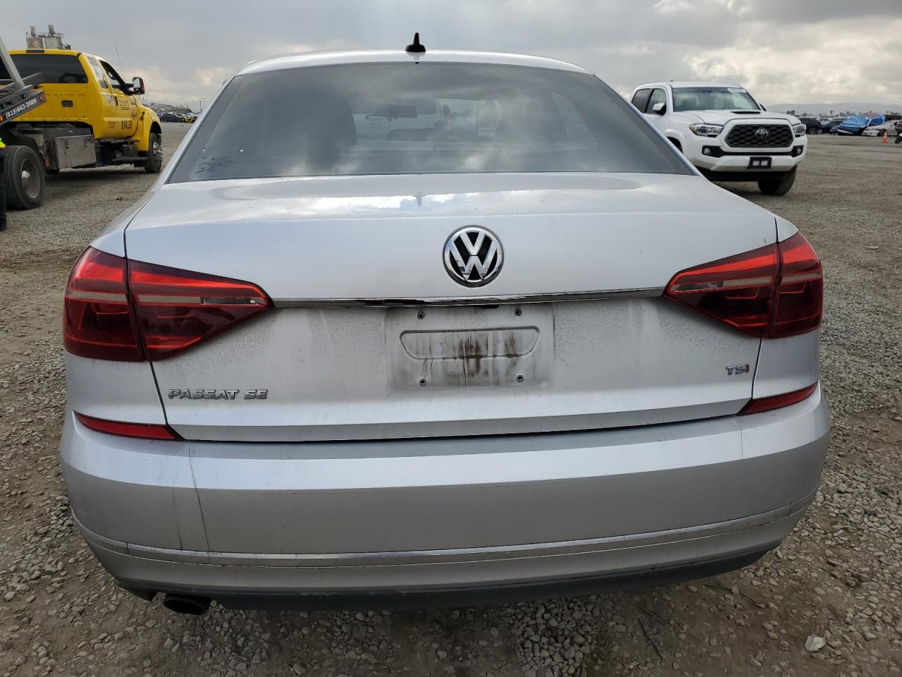 2017 Volkswagen Passat - Image 6