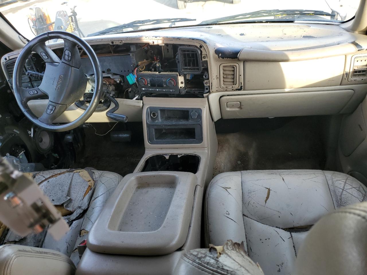 2004 GMC Yukon - Image 8