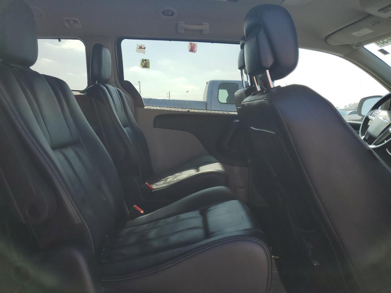 2015 Chrysler Town & Country - Image 11
