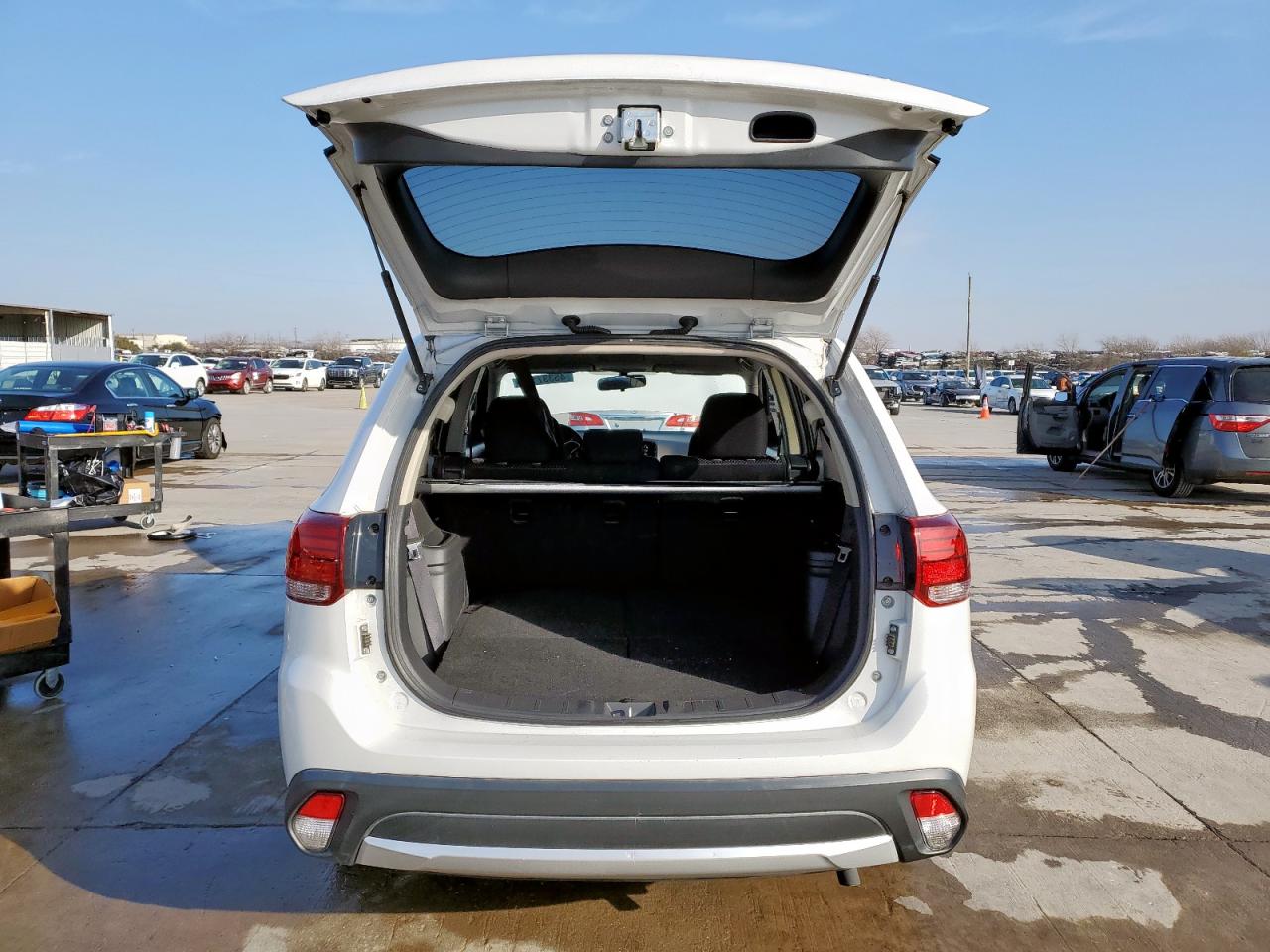 2016 Mitsubishi Outlander - Image 6