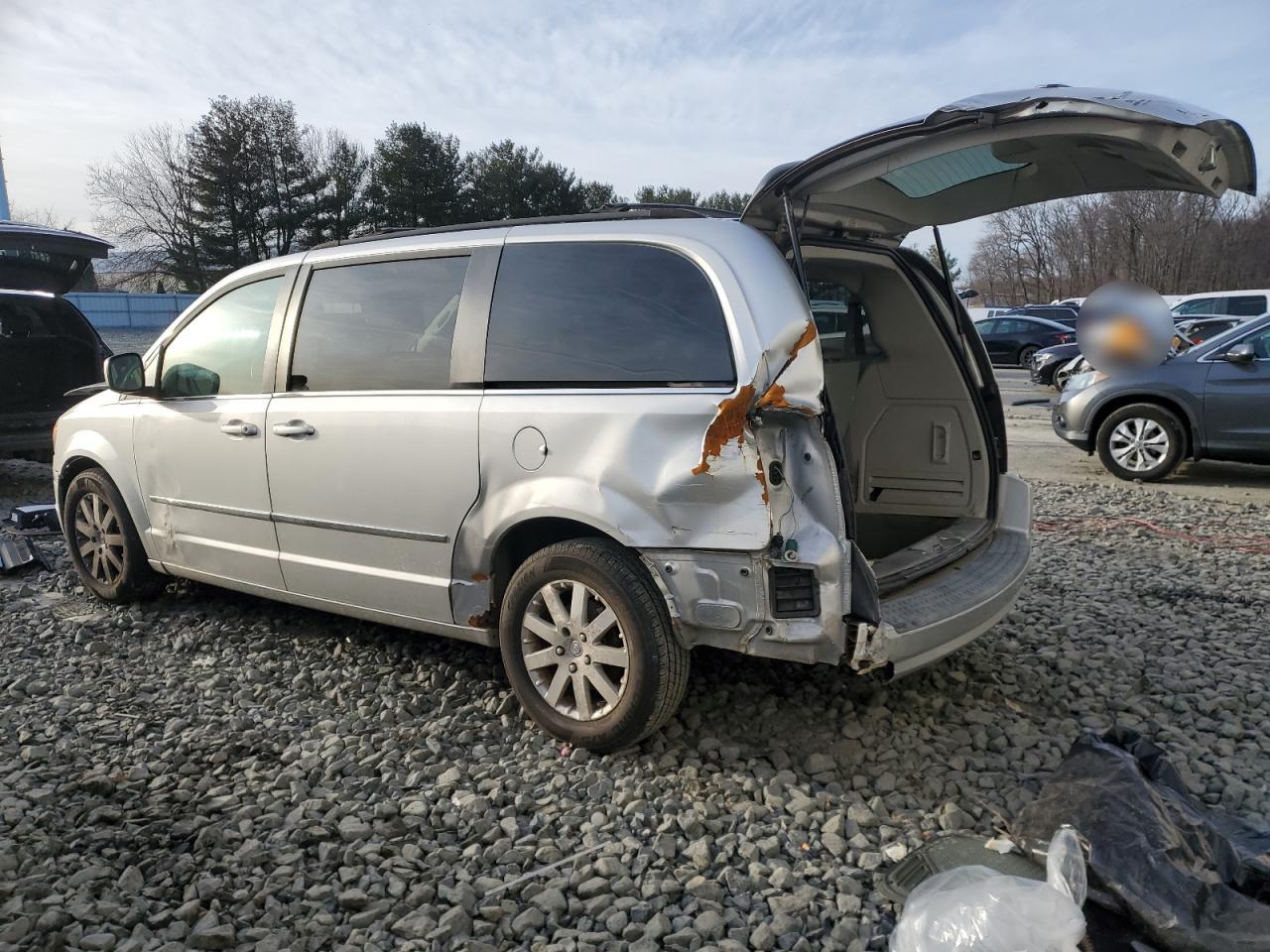 2009 Chrysler Town & Country - Image 2