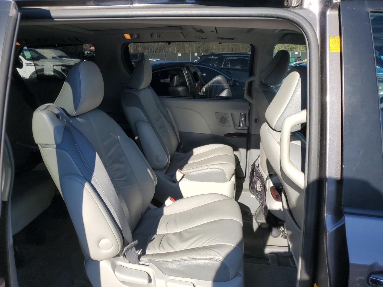 2011 Toyota Sienna - Image 11