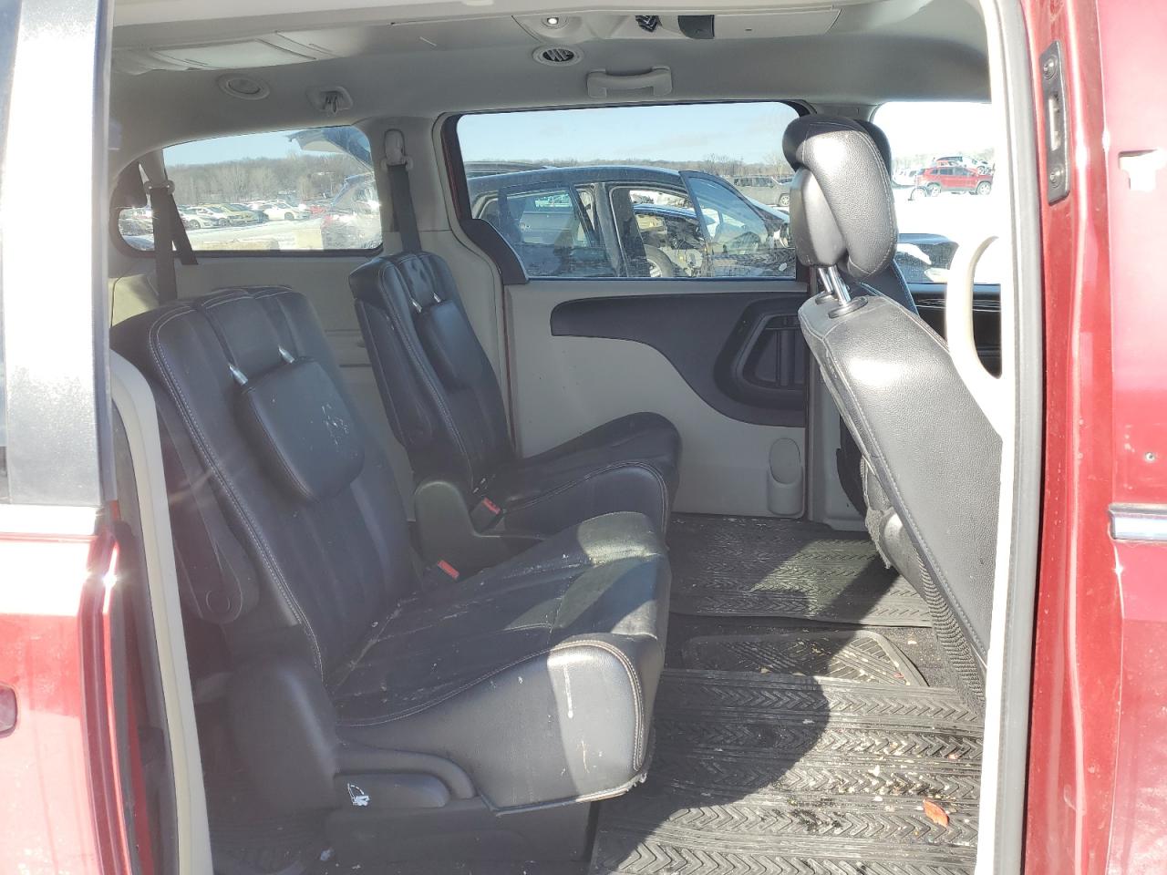 2014 Chrysler Town & Country - Image 11