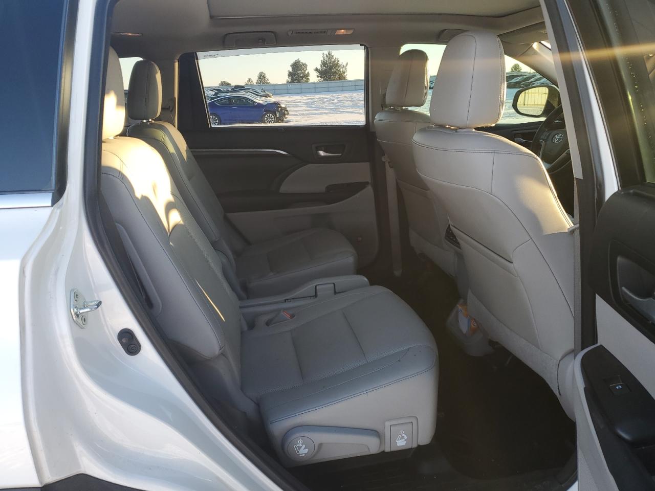 2015 Toyota Highlander - Image 11