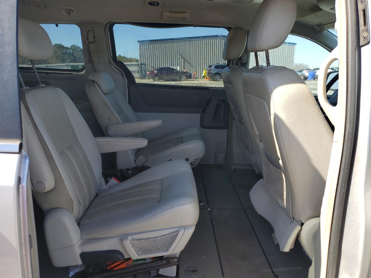 2010 Chrysler Town & Country - Image 12