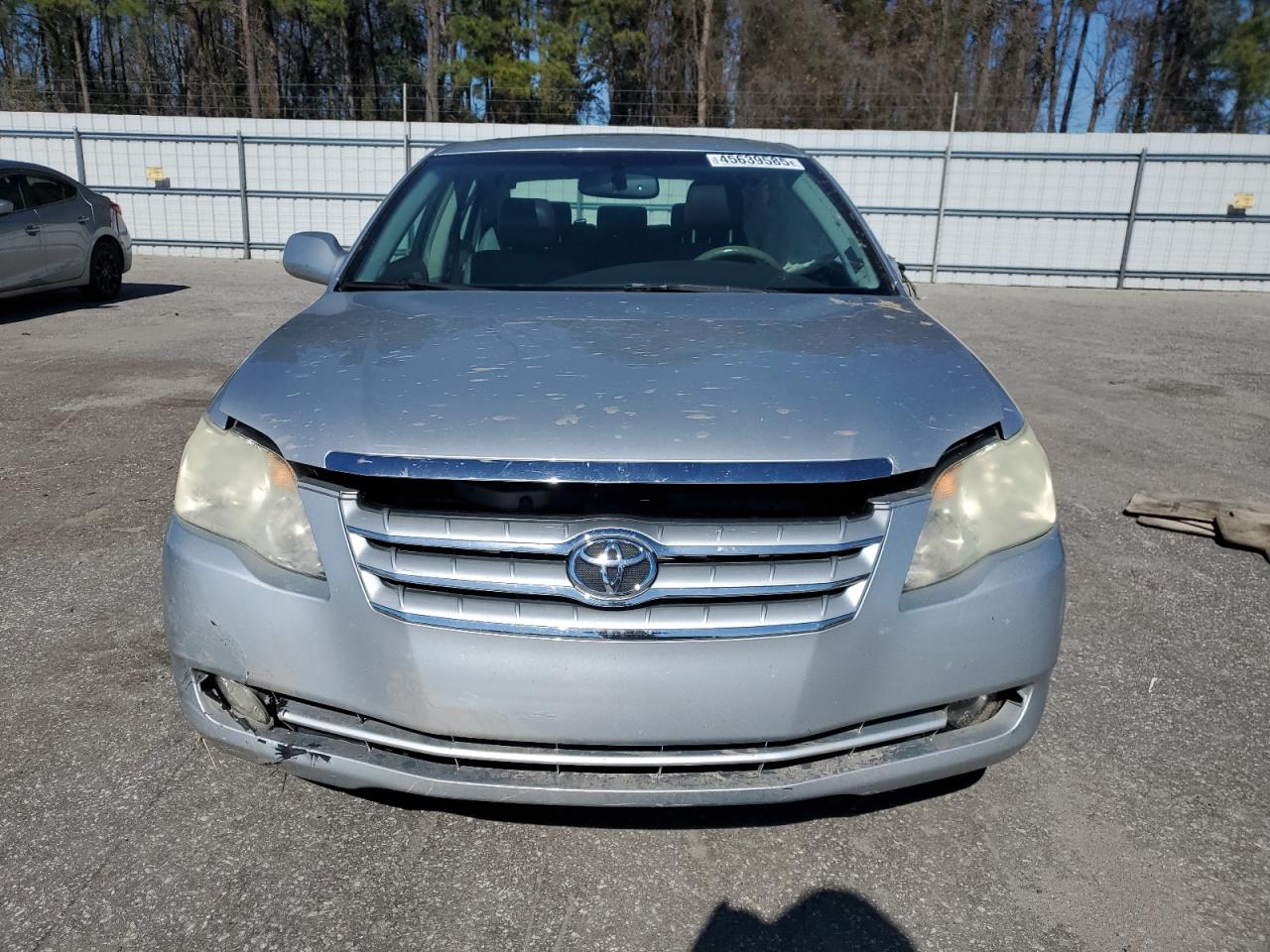 2005 Toyota Avalon - Image 5