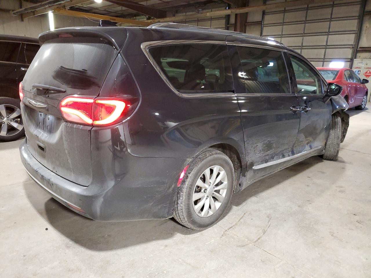 2018 Chrysler Pacifica - Image 3