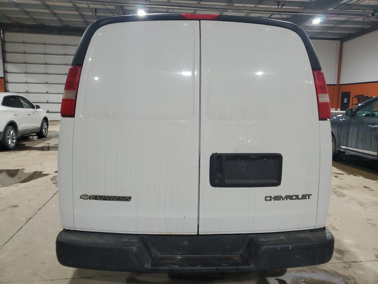 2005 Chevrolet Express - Image 6