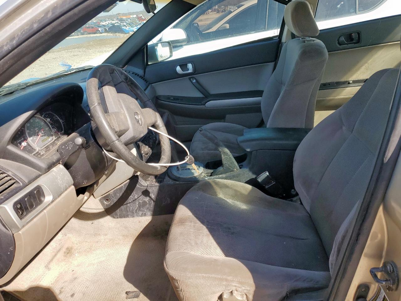 2004 Mitsubishi Galant - Image 7