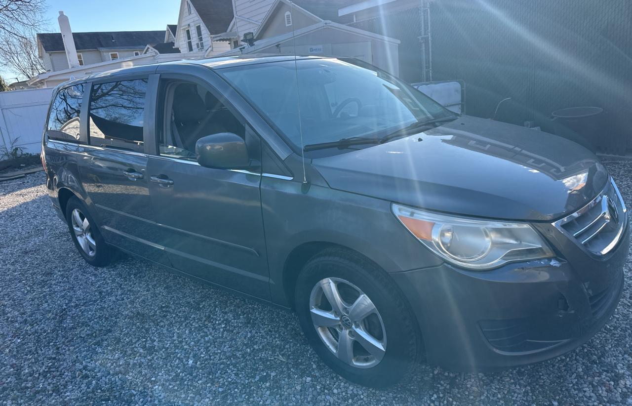 2010 Volkswagen Routan - Image 1