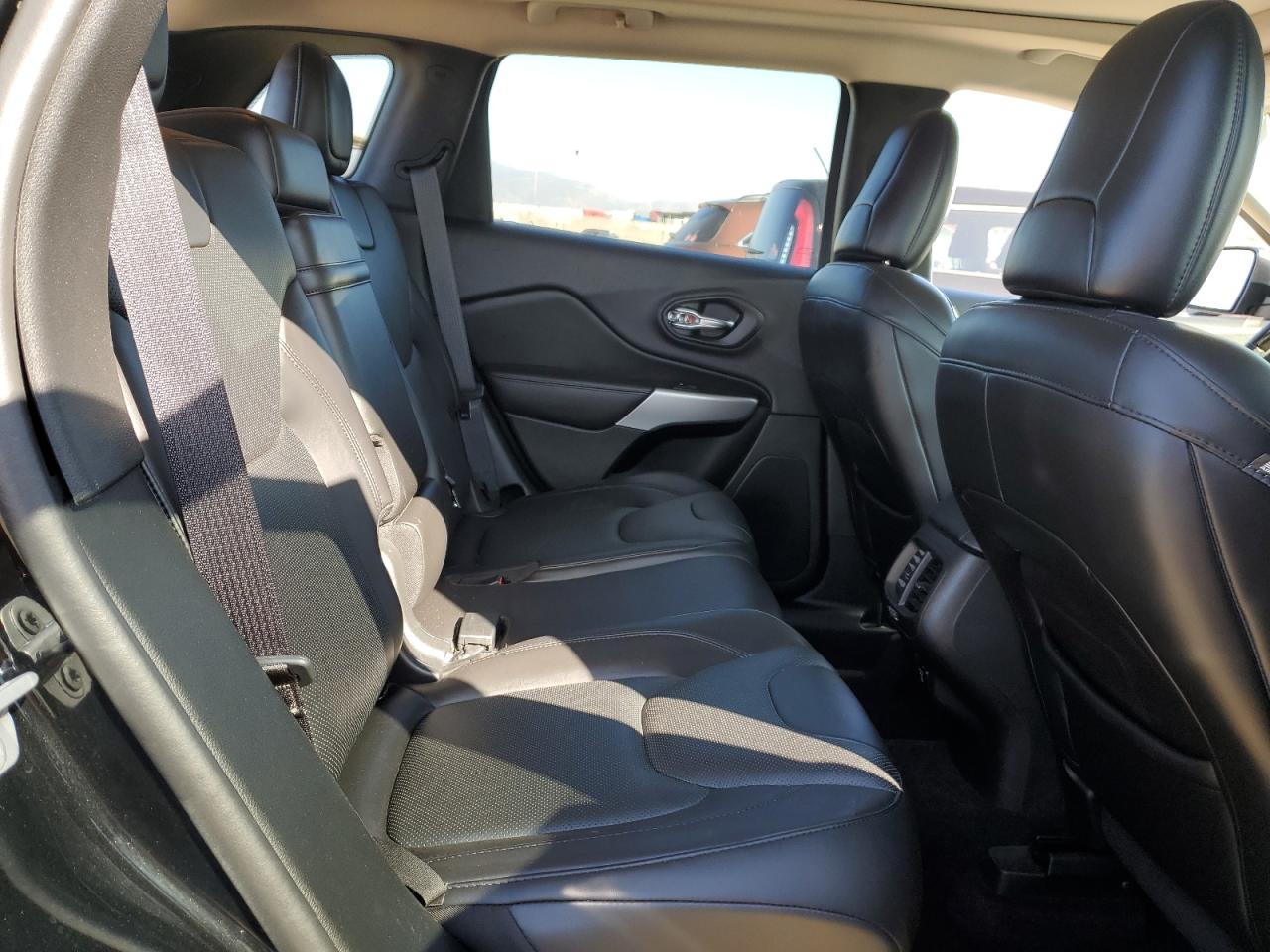 2018 Jeep Cherokee - Image 11