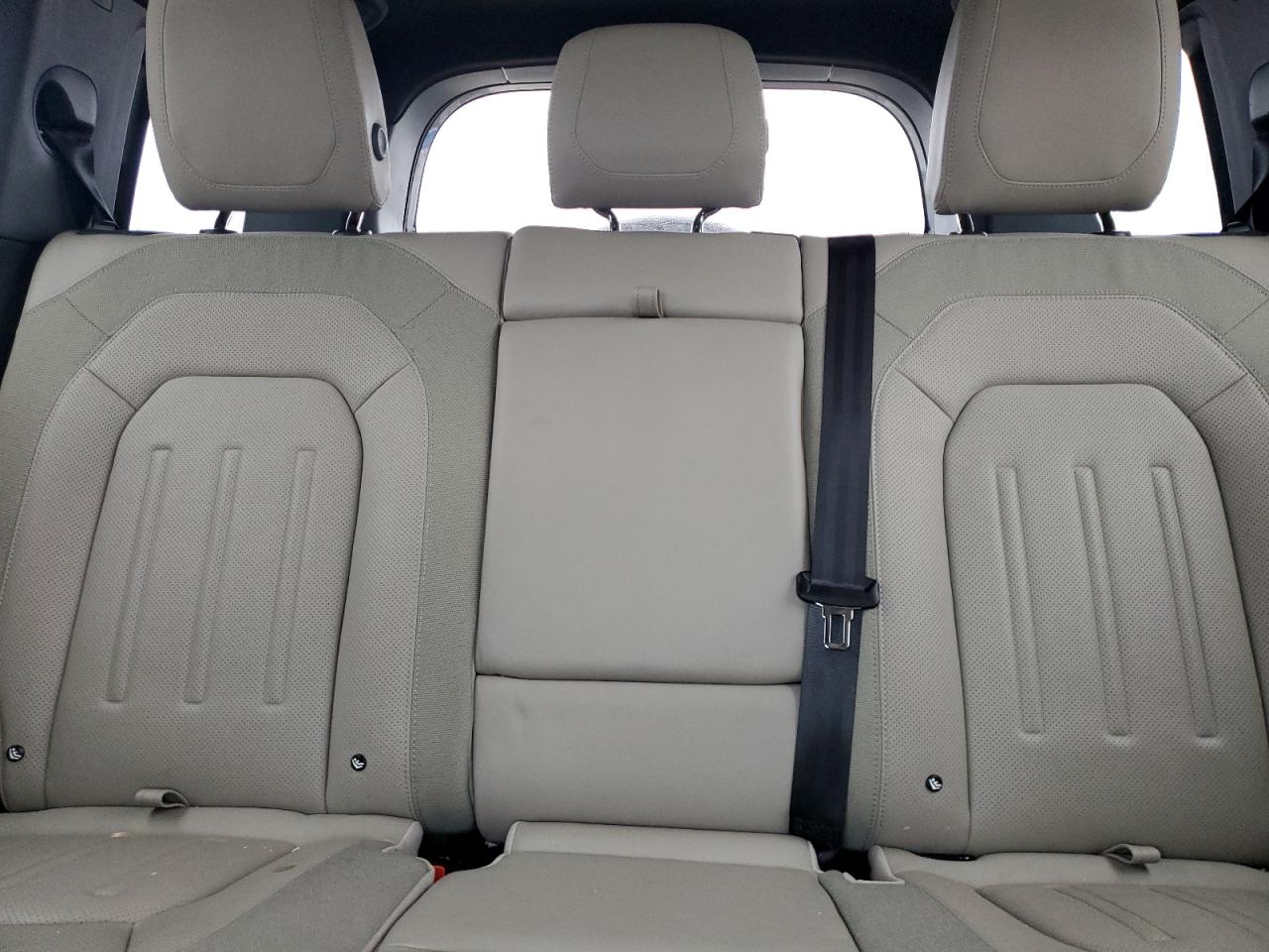 2021 Land Rover Defender - Image 10