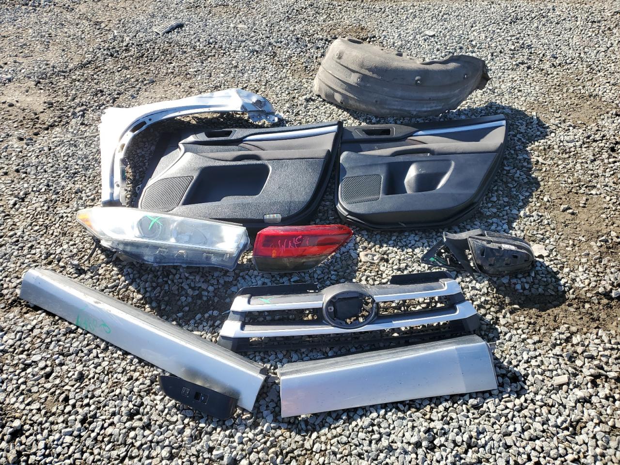 2017 Toyota Highlander - Image 13