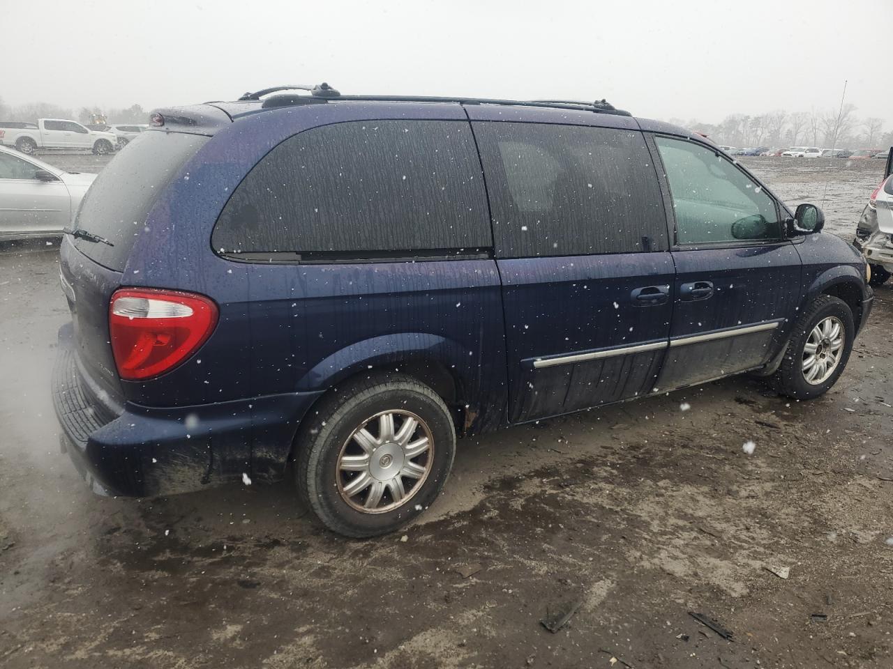 2005 Chrysler Town & Country - Image 3