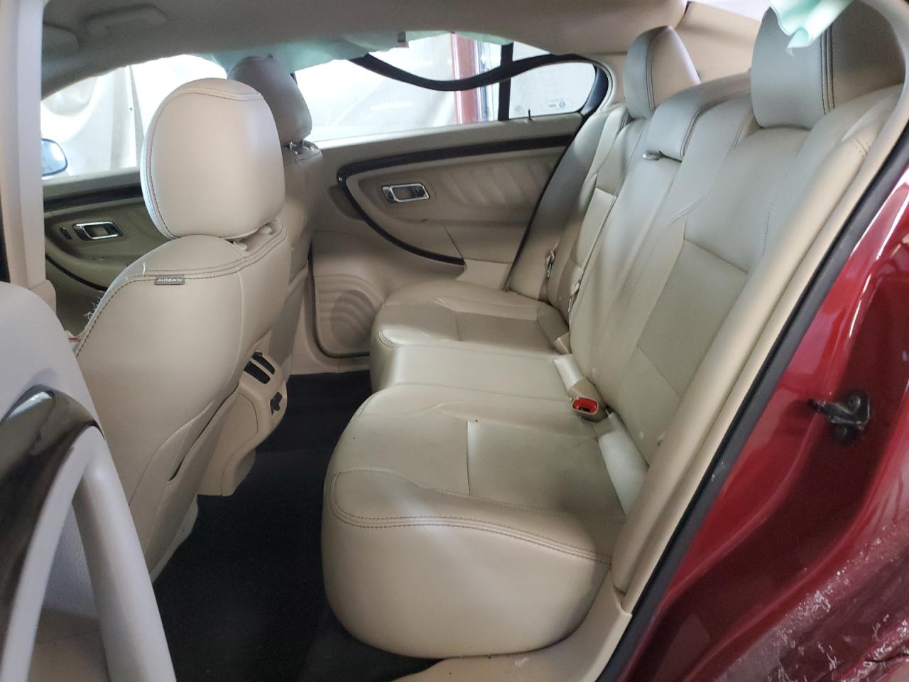 2015 Ford Taurus - Image 10