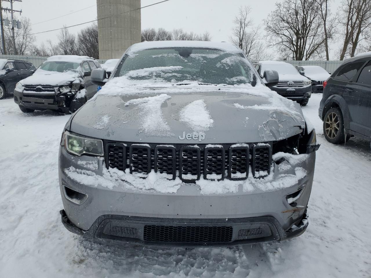 2017 Jeep Grand Cherokee - Image 5