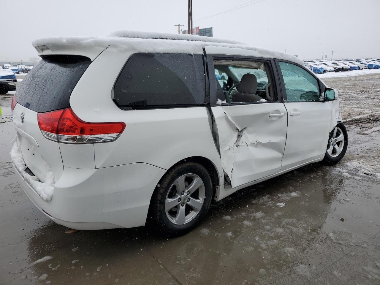 2013 Toyota Sienna - Image 3