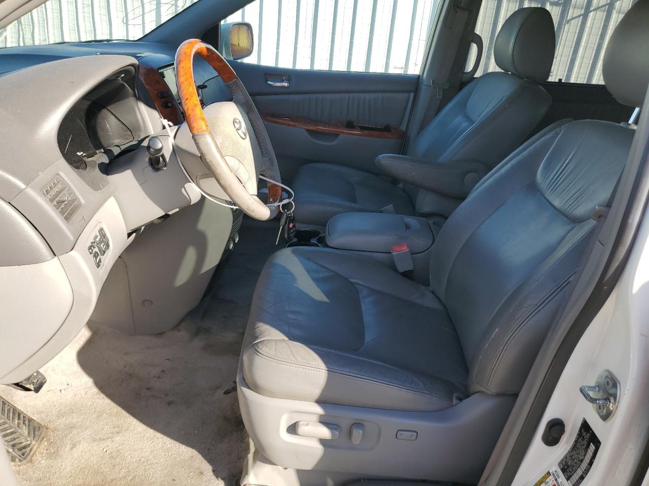 2010 Toyota Sienna - Image 7