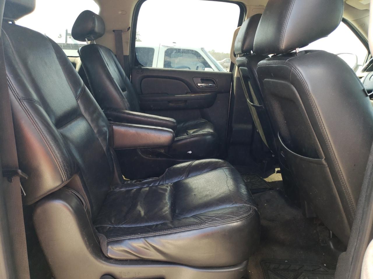 2014 Chevrolet Suburban - Image 11