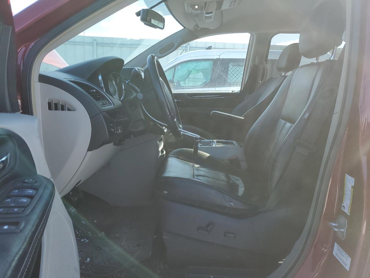 2014 Chrysler Town & Country - Image 7