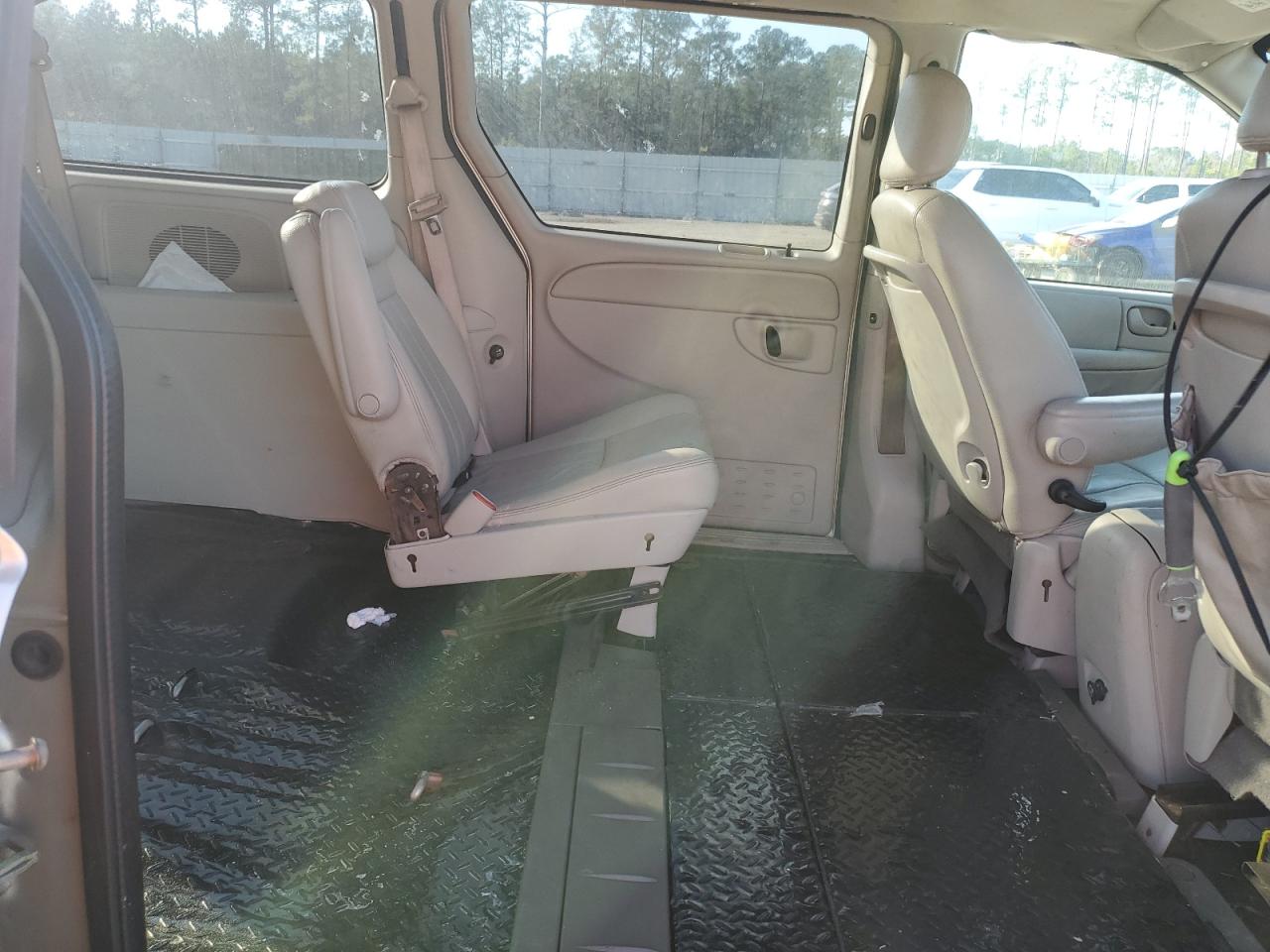 2005 Chrysler Town & Country - Image 12