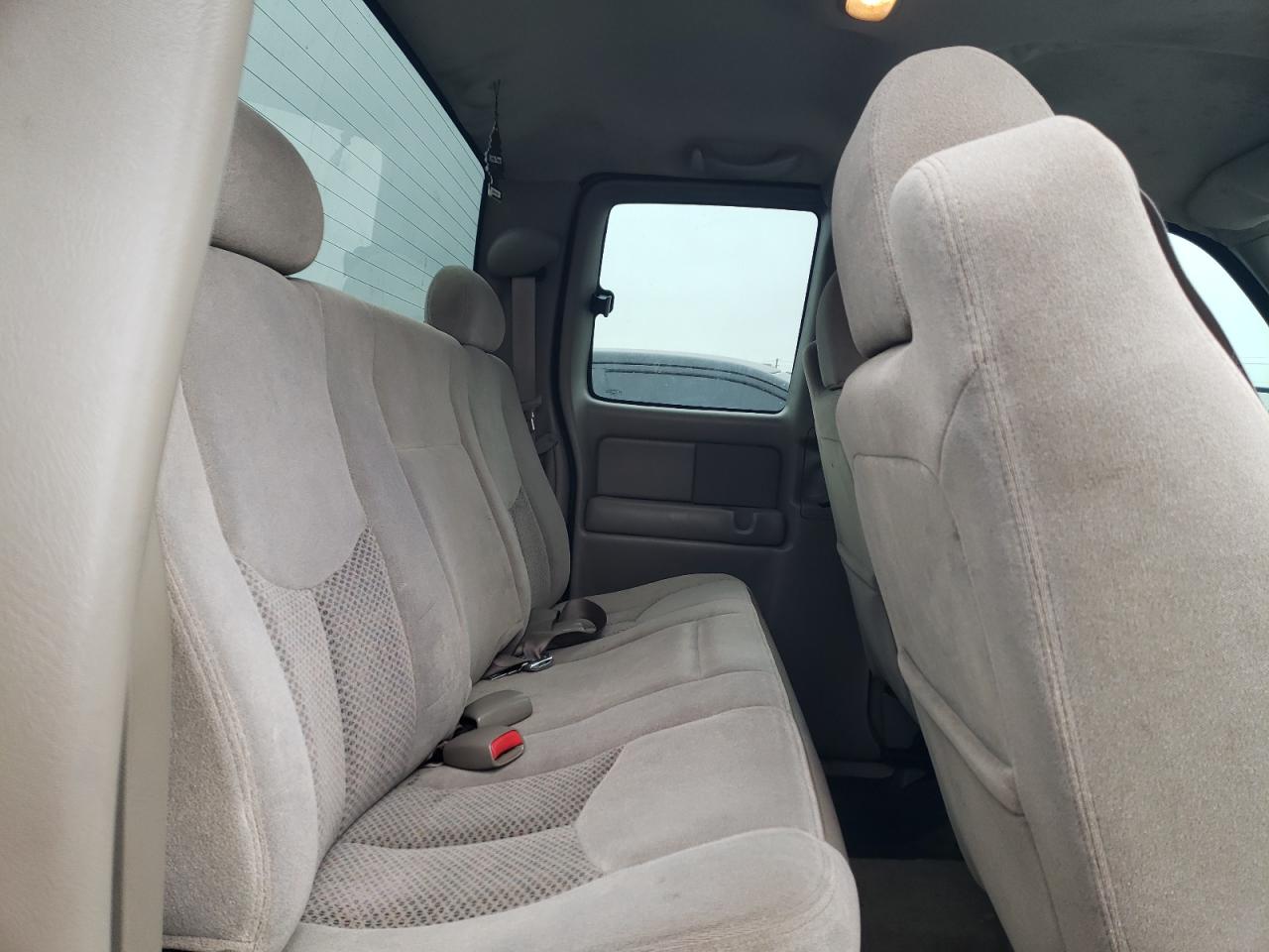 2003 Chevrolet Silverado - Image 10