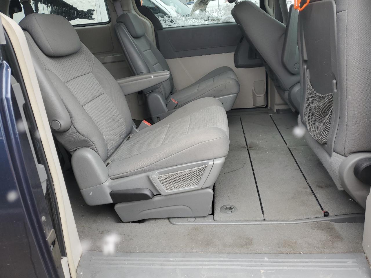 2009 Chrysler Town & Country - Image 11