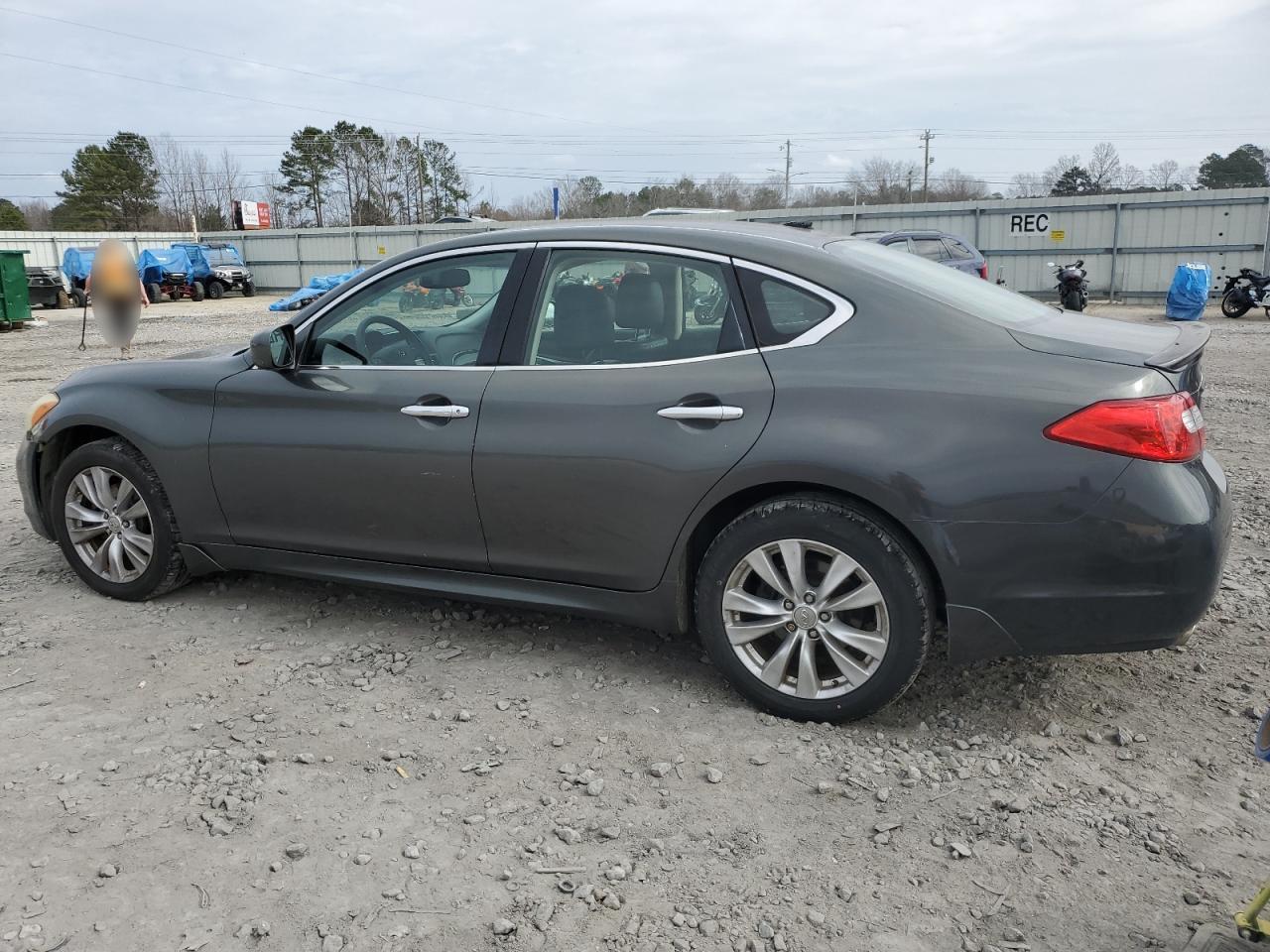 2011 Infiniti M - Image 2